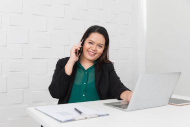 Başlangıç ofisinde tombul bir bayan