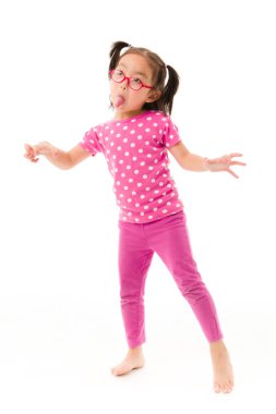 küçük kız oynamaya