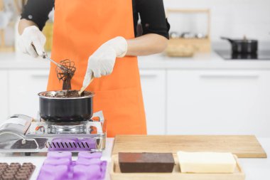 Kadın çikolata yapıyor.