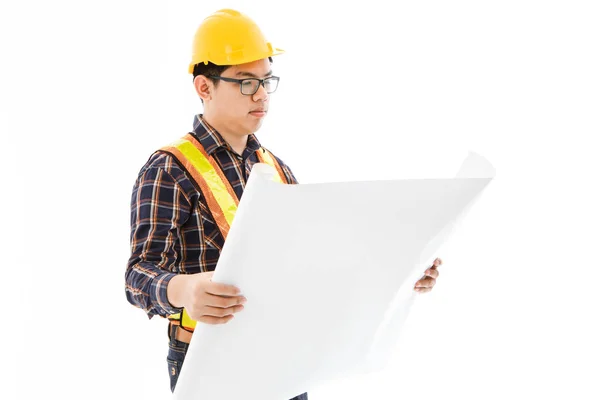 Engenheiro homem de pé capacete amarelo — Fotografia de Stock