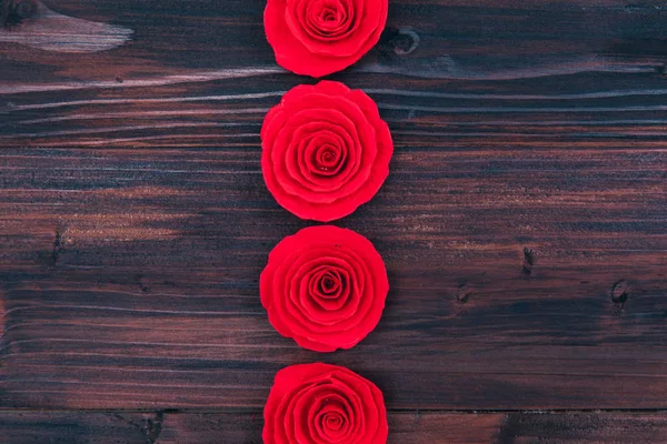Valentim amor coração cartão rosa presente em madeira — Fotografia de Stock