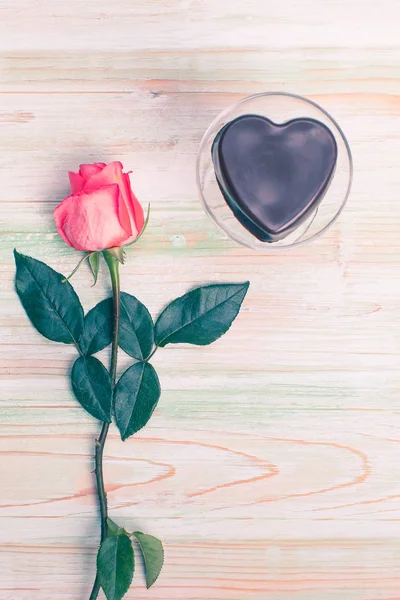 Valentijn liefde hart cadeau chocolade beker roos hout — Stockfoto