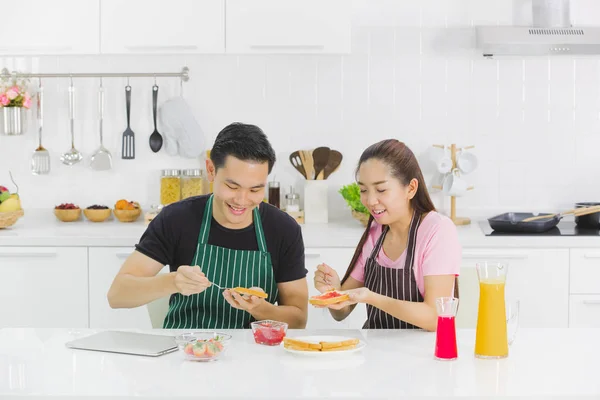 Pareja joven en la cocina —  Fotos de Stock