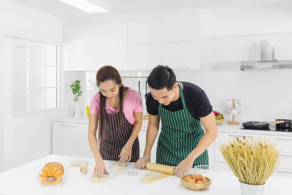 Jovem casal na cozinha — Fotografia de Stock