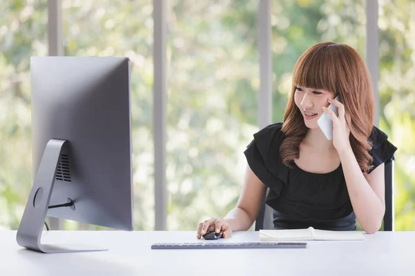 Siyah elbiseli genç bayan.