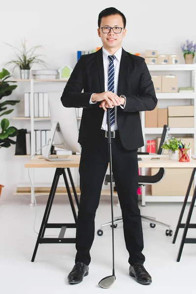 Азиатский бизнесмен в офисе — стоковое фото