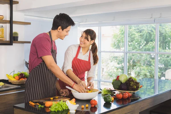 Ásia casal no cozinha quarto — Fotografia de Stock