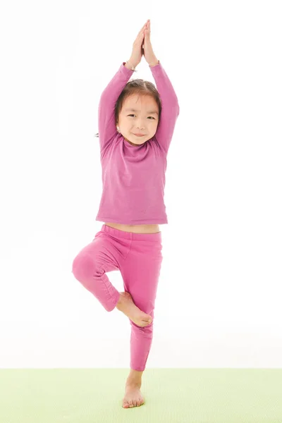 Niña practica yoga —  Fotos de Stock