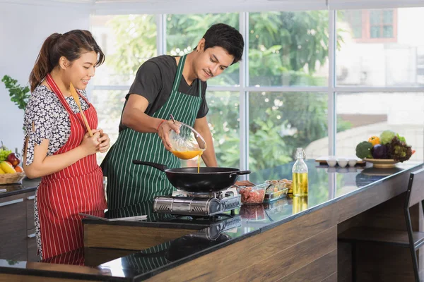 Ásia casal no cozinha quarto — Fotografia de Stock