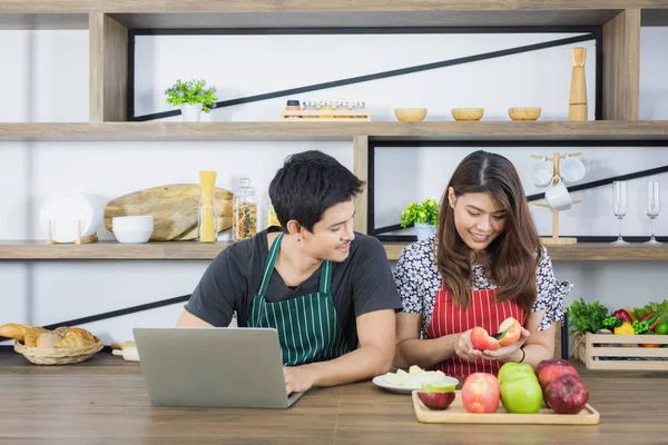 Ásia casal no cozinha quarto — Fotografia de Stock