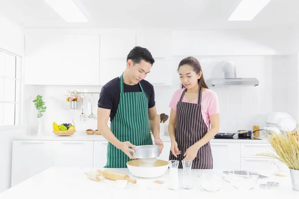 Giovane coppia in cucina — Foto Stock