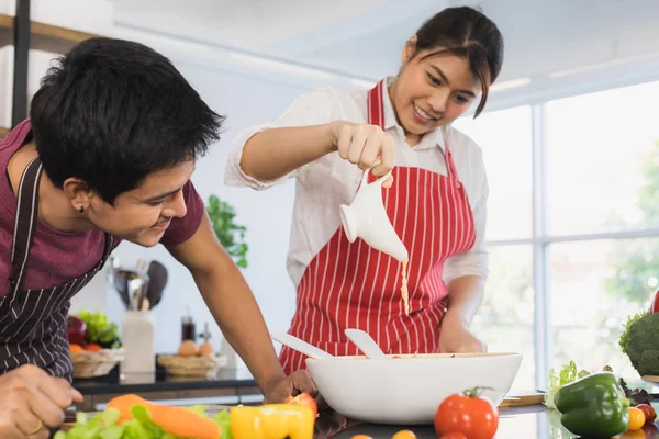 Ásia casal no cozinha quarto — Fotografia de Stock