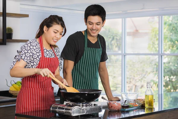 Ázsiai házaspár konyhaszekrény — Stock Fotó