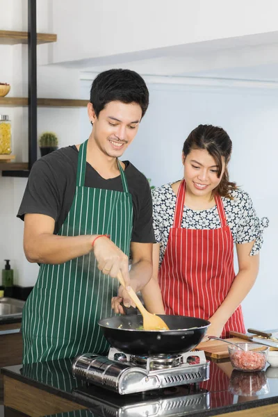 Ásia casal no cozinha quarto — Fotografia de Stock