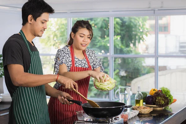 Азиатская пара в кухне — стоковое фото