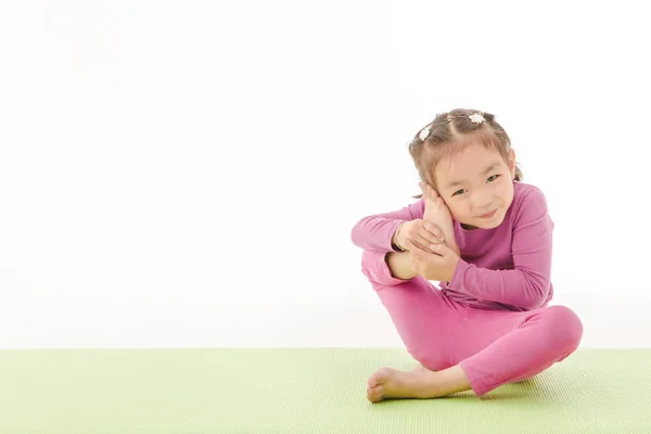 Little Girl praktijk yoga — Stockfoto