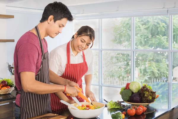 Ásia casal no cozinha quarto — Fotografia de Stock