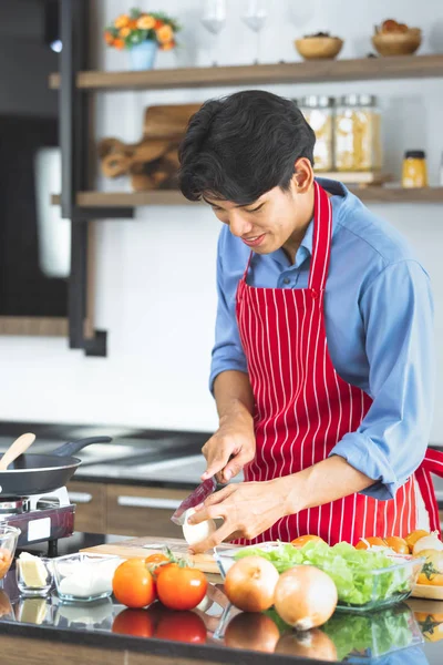 Asiático homem corta hambúrguer pães — Fotografia de Stock