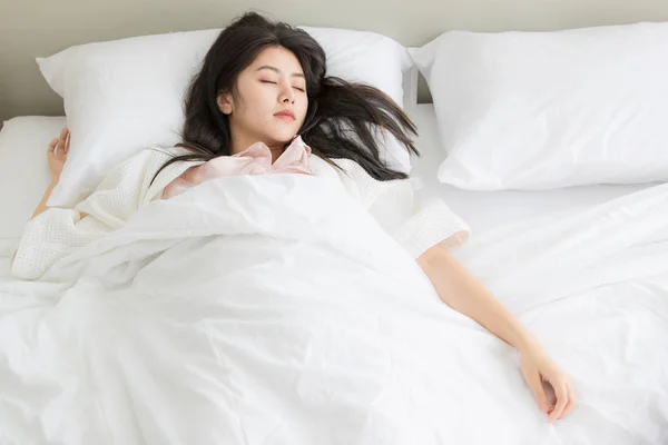 Vrouw in slaapkamer — Stockfoto