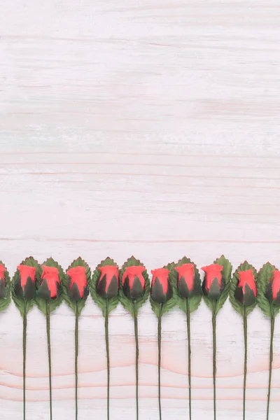 Valentine love heart orderly row of rose on wood — Stock Image Valentine love heart orderly row of rose on wood Stock Image