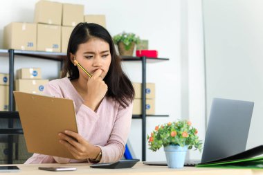 Ofiste Asyalı iş kadını