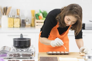 Kadın çikolata yapıyor.