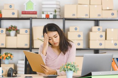 Ofiste Asyalı iş kadını