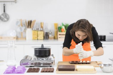 Kadın çikolata yapıyor.