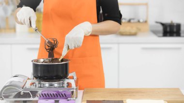 Kadın çikolata yapıyor.