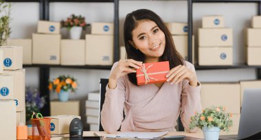 Doğum günü teması asyalı bayan