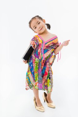 küçük kız oynamaya