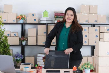 Başlangıç ofisinde tombul bir bayan