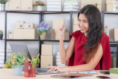 Ev ofisinde çalışan genç bayan