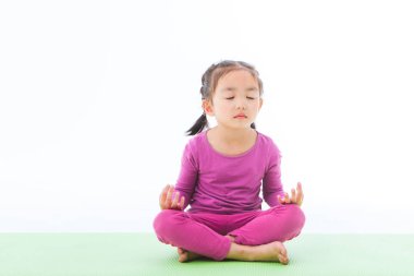 küçük kız uygulama yoga