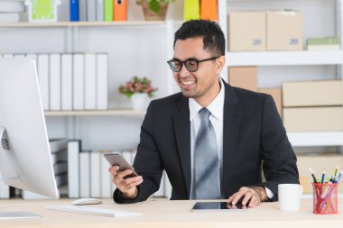 iş yerinde genç iş adamı