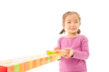 küçük kız oynamaya