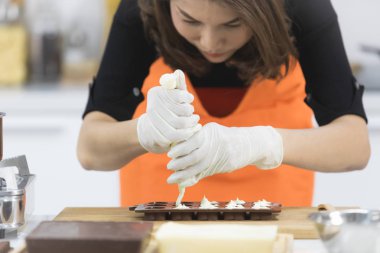 Kadın çikolata yapıyor.