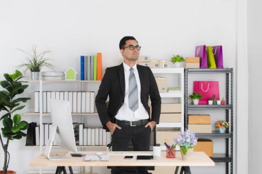 iş yerinde genç iş adamı