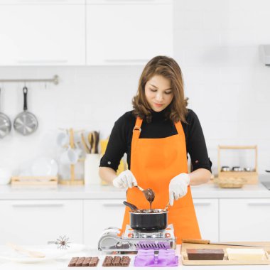 Kadın çikolata yapıyor.