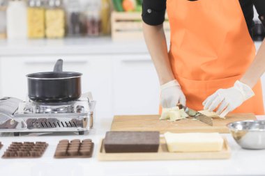 Kadın çikolata yapıyor.