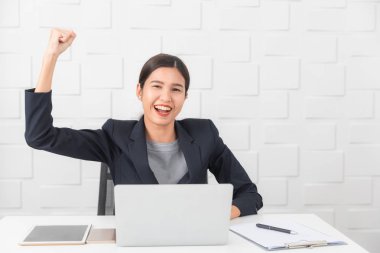 Ofiste çalışan genç bayan.