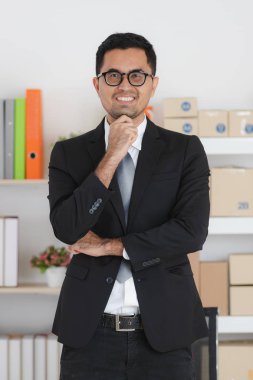 iş yerinde genç iş adamı