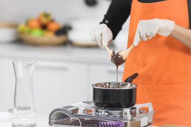 Kadın çikolata yapıyor.