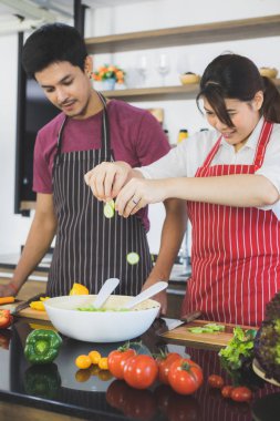 Mutfak odasında Asyalı çift
