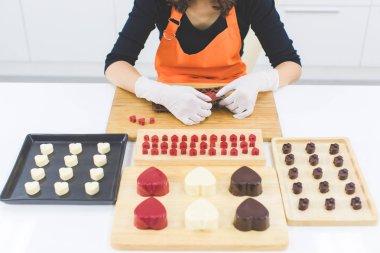 Kadın çikolata yapıyor.
