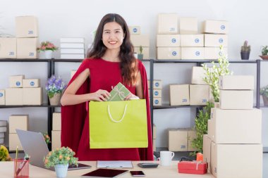 Ev ofisinde çalışan genç bayan