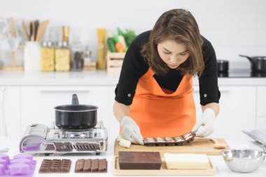 Kadın çikolata yapıyor.