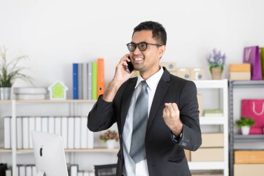 iş yerinde genç iş adamı