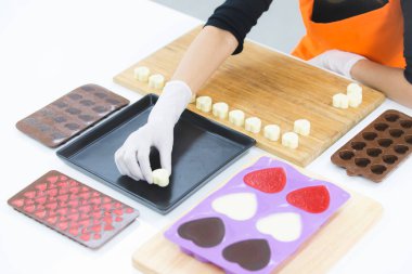 Kadın çikolata yapıyor.