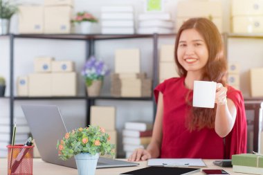 Ev ofisinde çalışan genç bayan